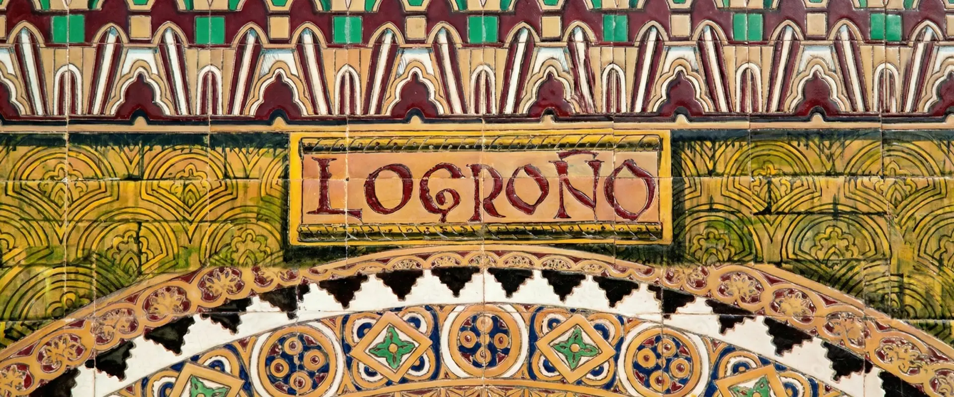 Azulejo colorido decorativo con la palabra "Logro&ntilde;o" en el centro.