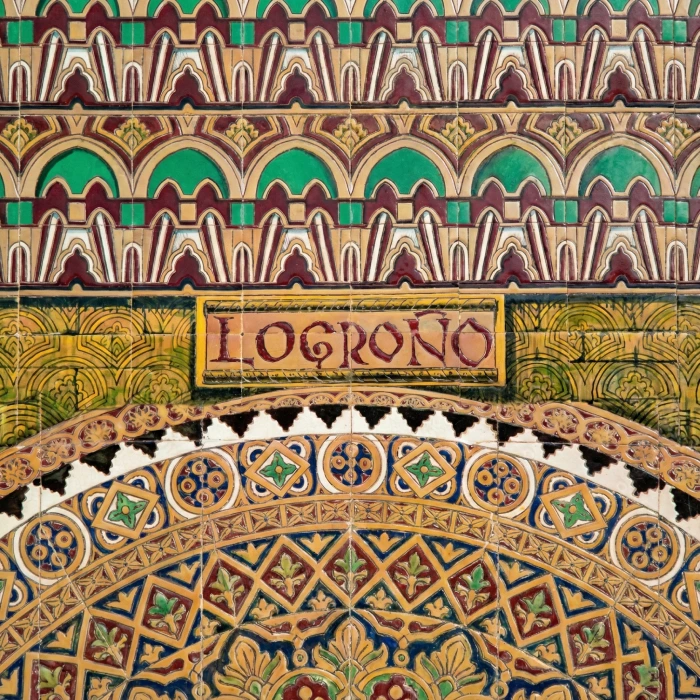 Azulejo &aacute;rabe con patr&oacute;n colorido y la palabra "Logro&ntilde;o" en el centro.
