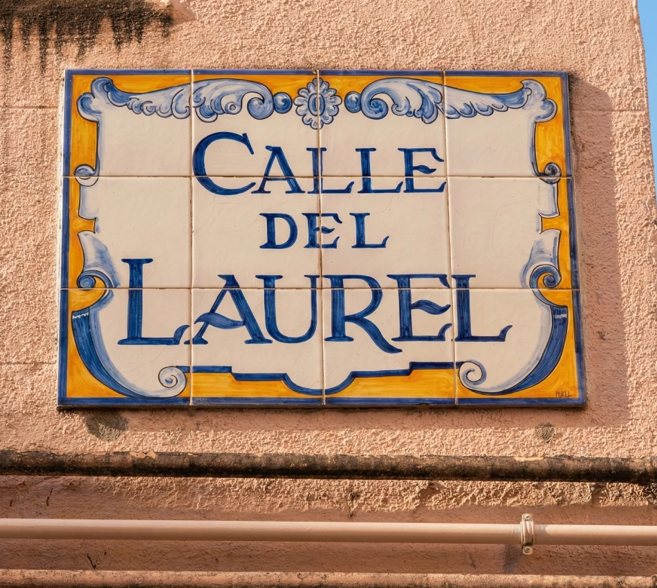 Placa cer&aacute;mica de calle: "Calle del Laurel". Decoraci&oacute;n azul y amarilla.