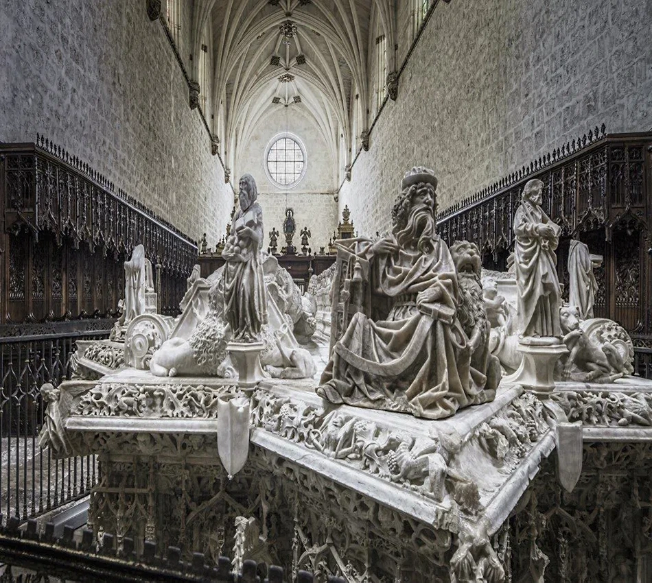 Escultura elaborada en un interior de iglesia con b&oacute;veda de ca&ntilde;&oacute;n y vitrales.
