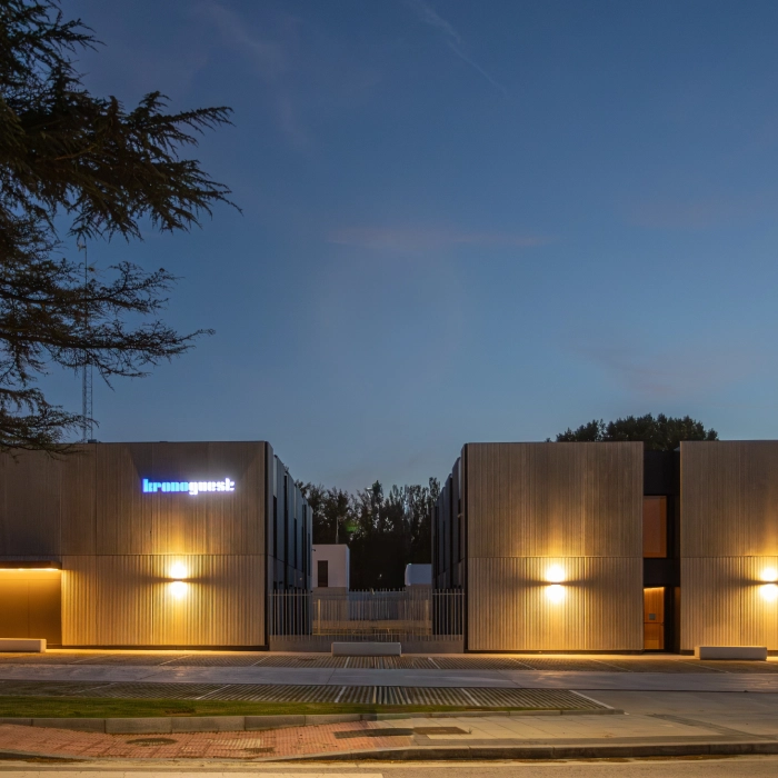 Edificio moderno iluminado al anochecer con cielo despejado.