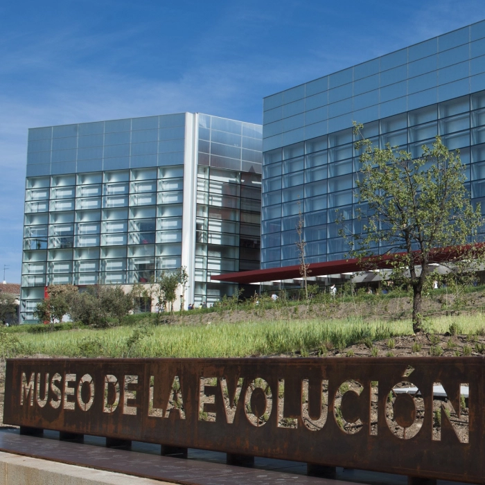 Edificio moderno del Museo de la Evoluci&oacute;n con un jard&iacute;n al frente.