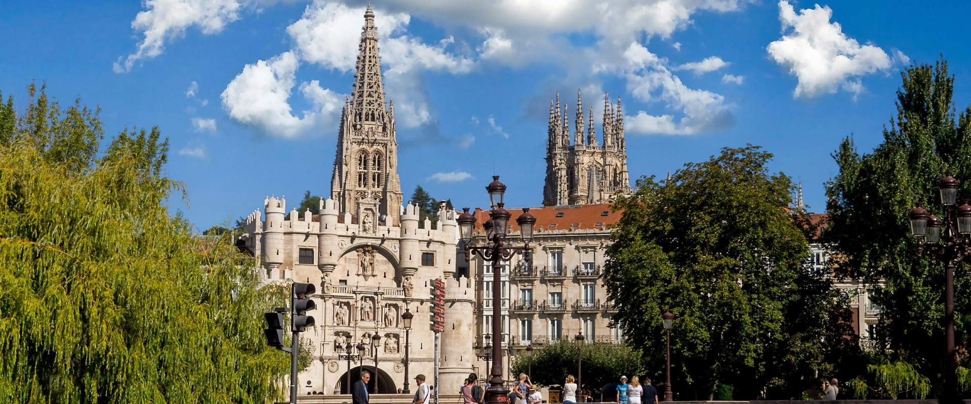 Edificio g&oacute;tico con cielos despejados y &aacute;rboles alrededor.