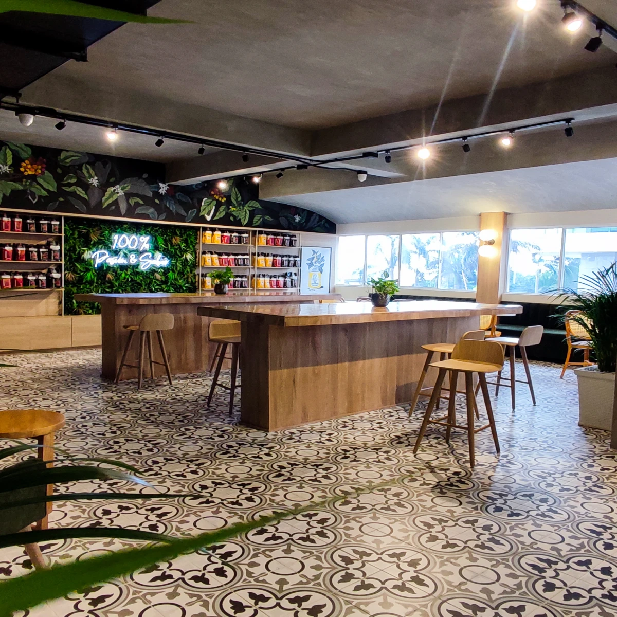 Cafetería moderna con decoración natural y mesas de madera.