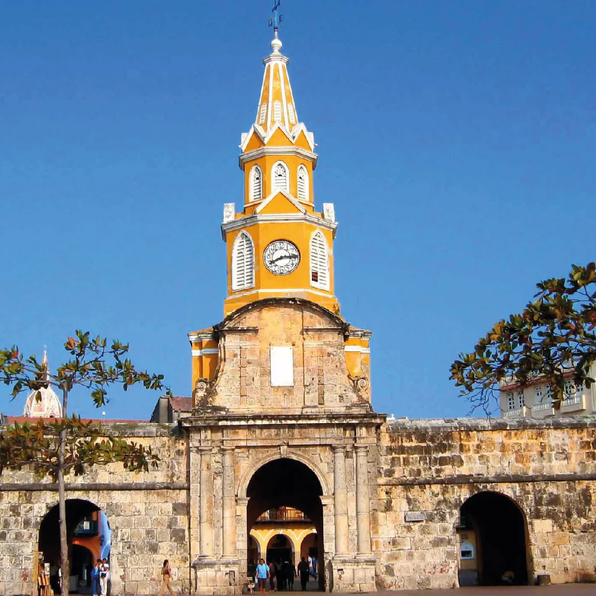 Torre del Reloj en Cartagena con cielo azul claro de fondo.