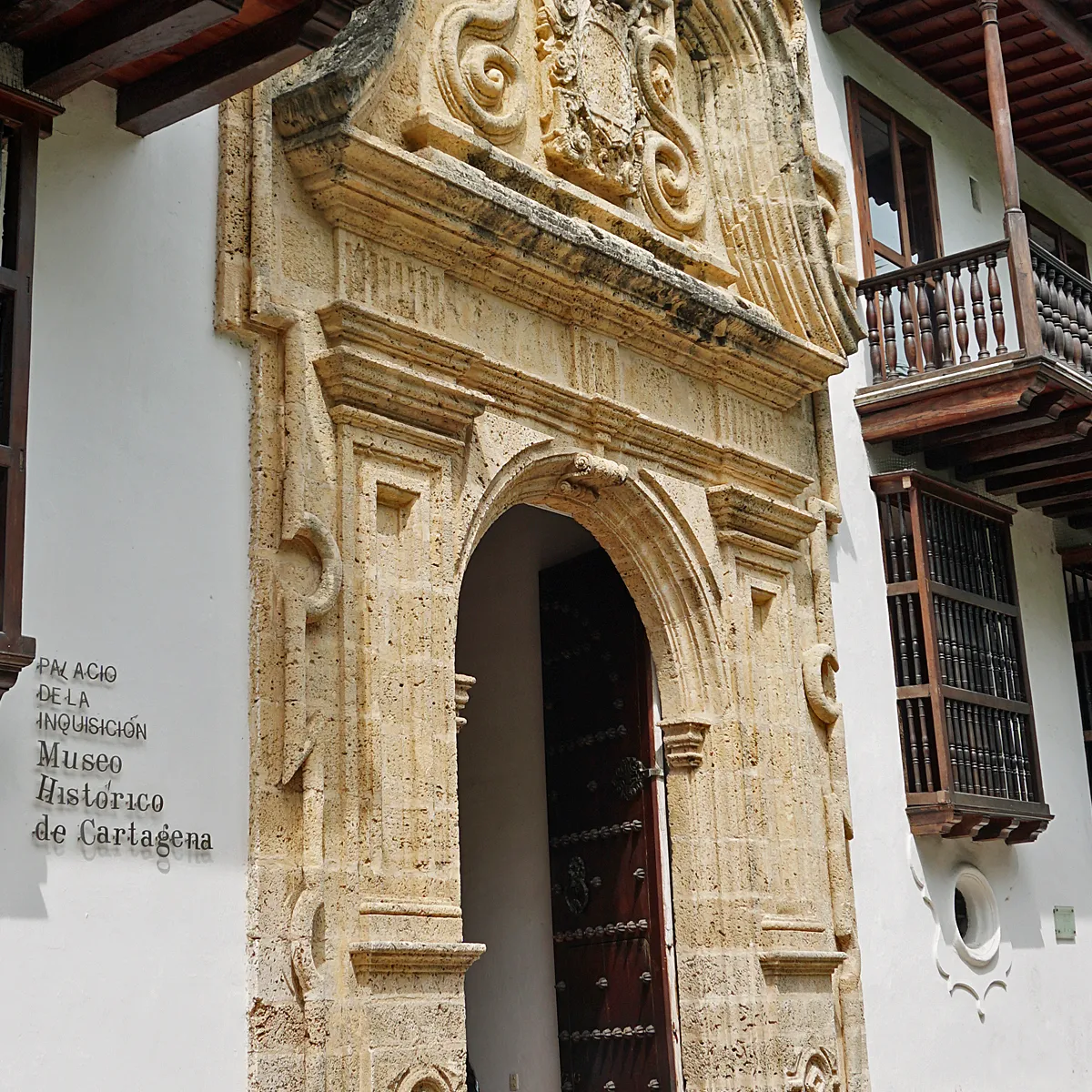 Fachada del Museo Histórico de Cartagena con arco y detalles ornamentales.