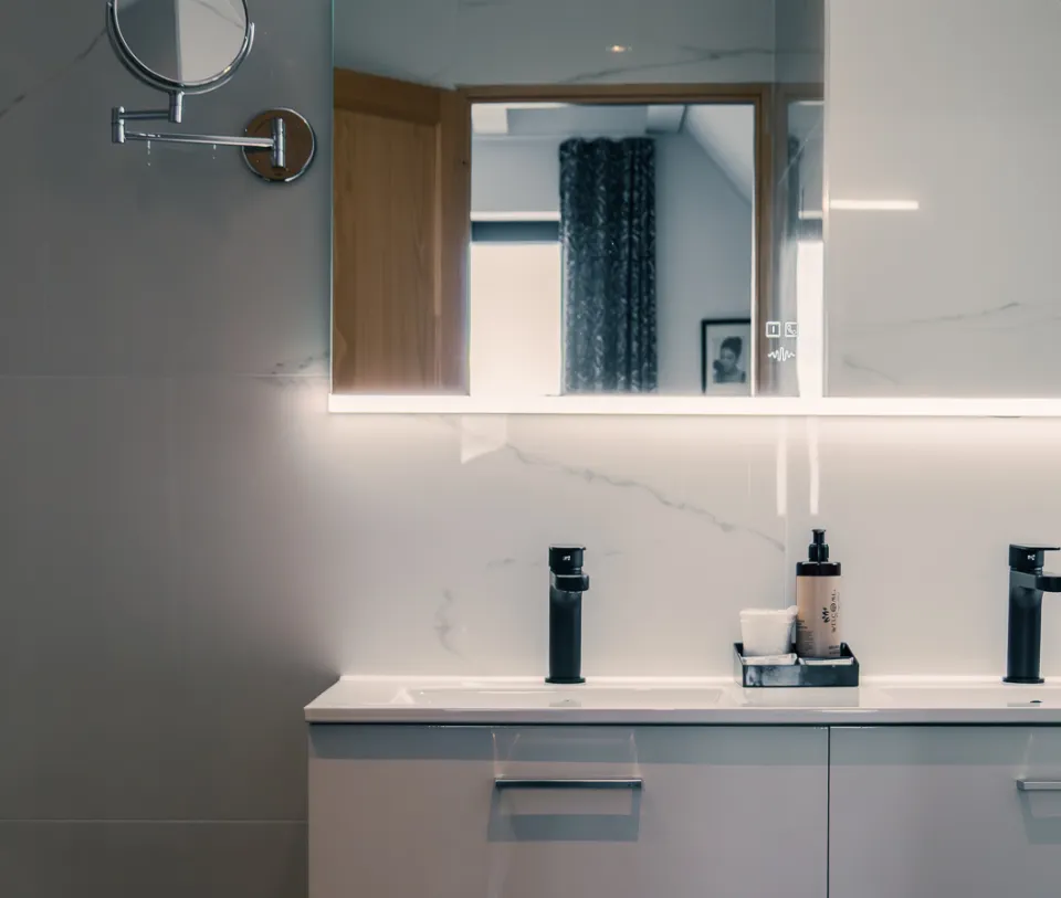 Salle de bain moderne avec double vasque et miroir &eacute;clair&eacute;.