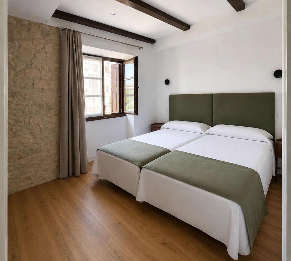 Dormitorio moderno con cama doble, cortinas y ventana con luz natural
