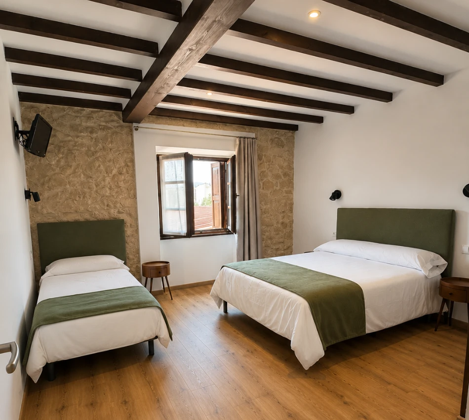 Dormitorio moderno con dos camas verdes, vigas de madera y ventana al exterior