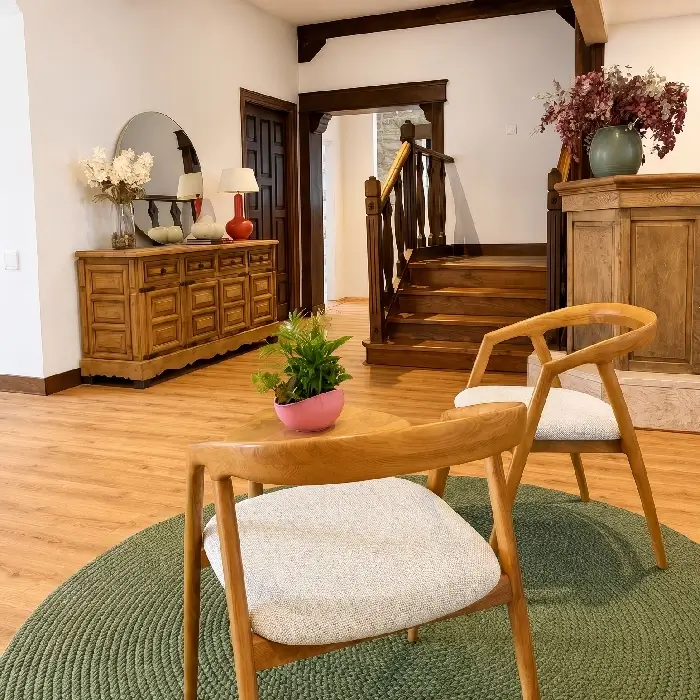 Sala de estar con sillas de madera, aparador y planta en maceta.