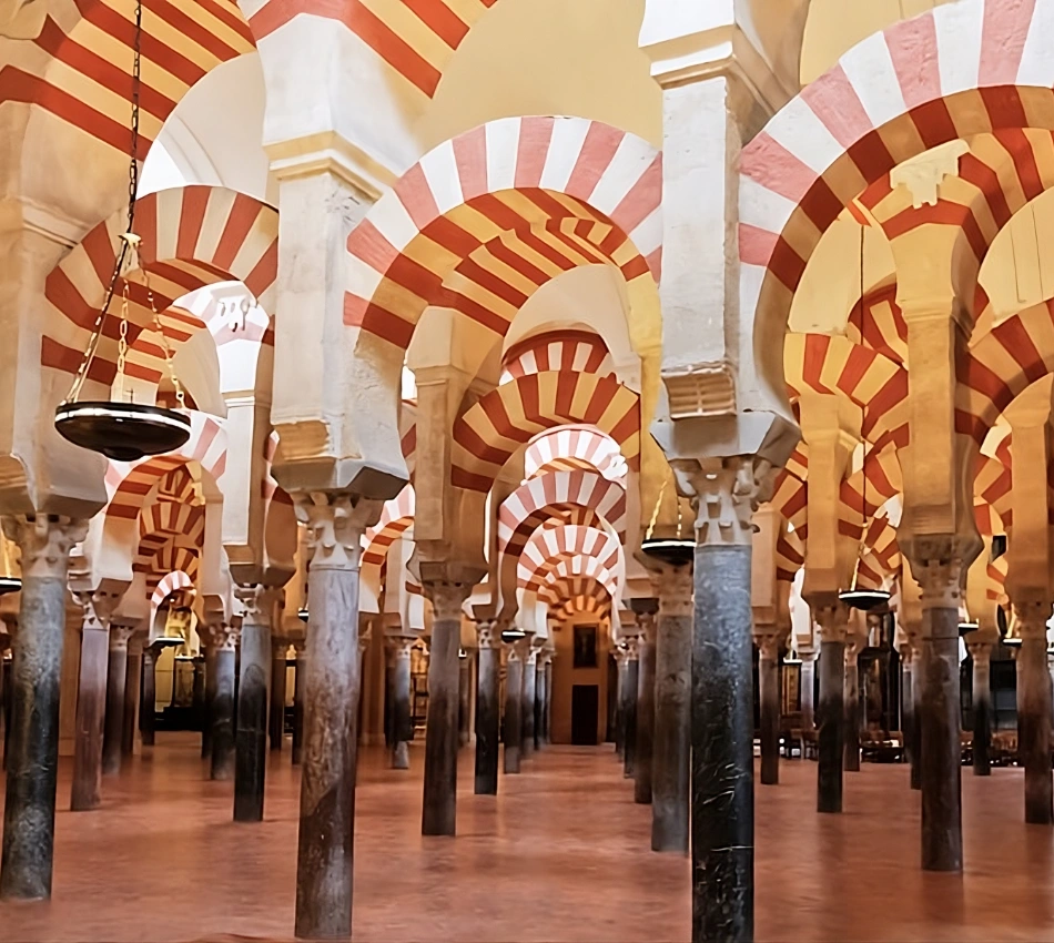 Arcos de herradura con franjas rojas y blancas en la Mezquita-Catedral de C&oacute;rdoba.