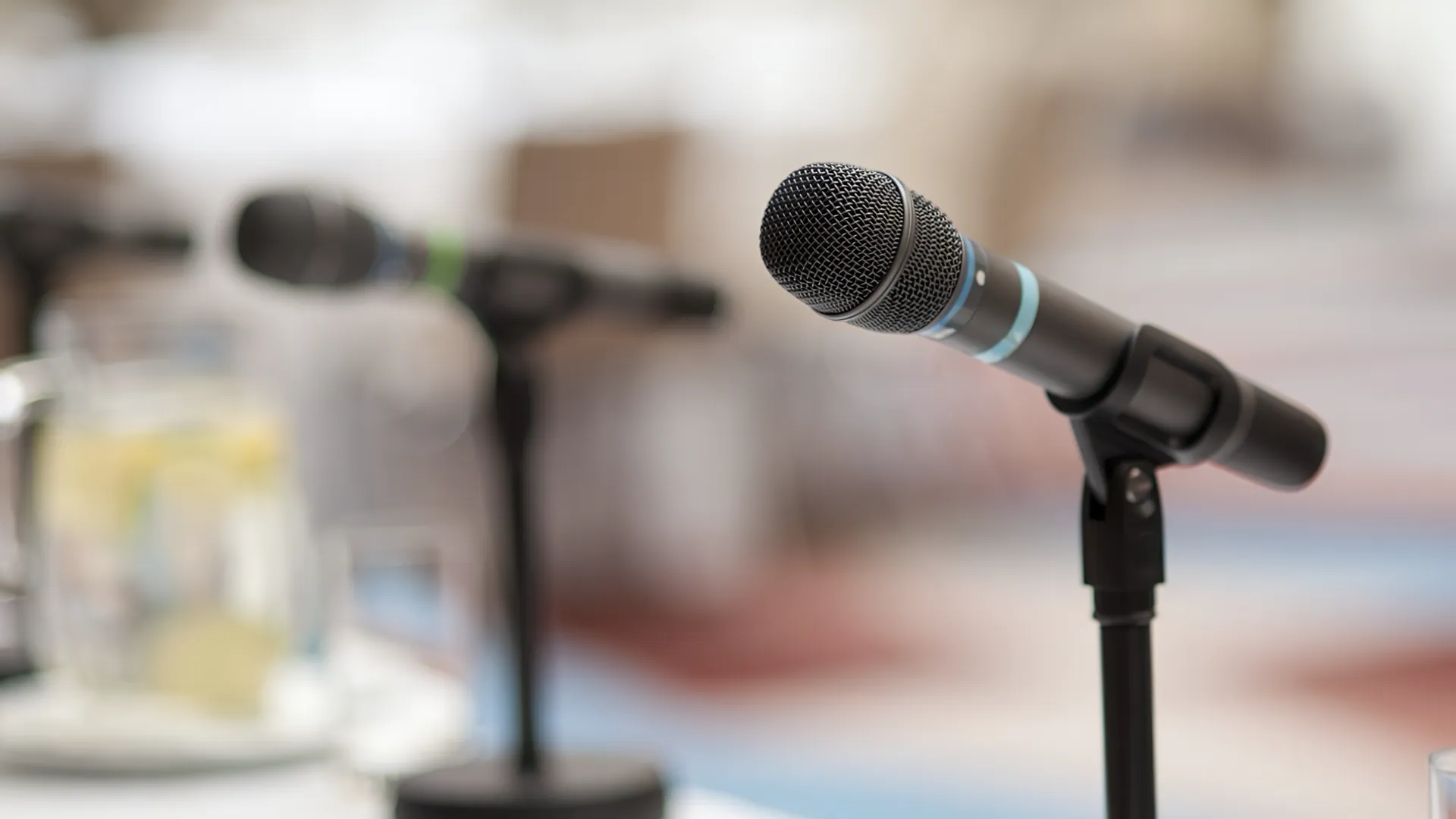 Micr&oacute;fono en primer plano con fondo desenfocado.