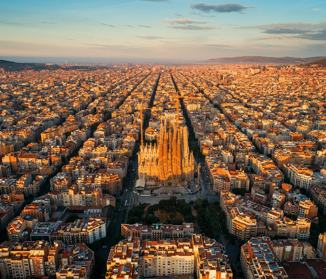 Vista a&eacute;rea de una ciudad con emblem&aacute;tica catedral al atardecer.