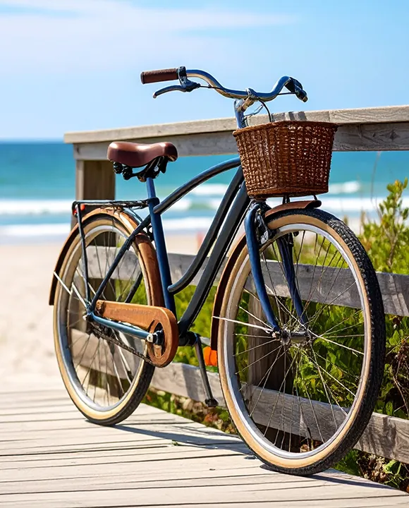 Bicicleta con cesta en pasarela de madera junto al mar.