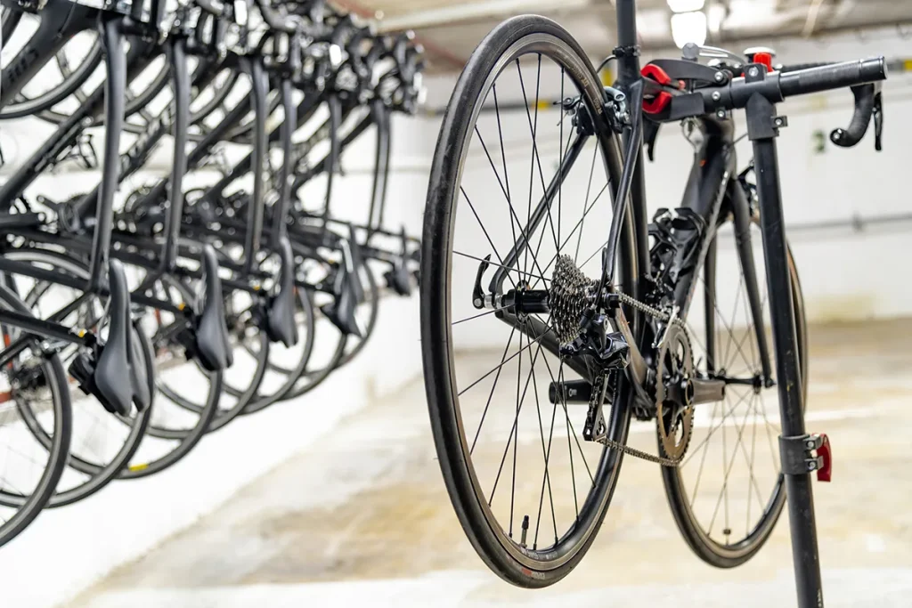 Bicicletas de carretera colgadas en un soporte en un garaje.