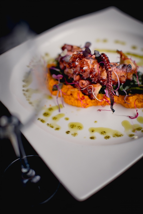 Prato de polvo grelhado com pur&ecirc; e ervas em um prato branco.