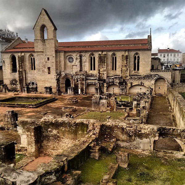Ru&iacute;nas de um antigo mosteiro sob c&eacute;u nublado.