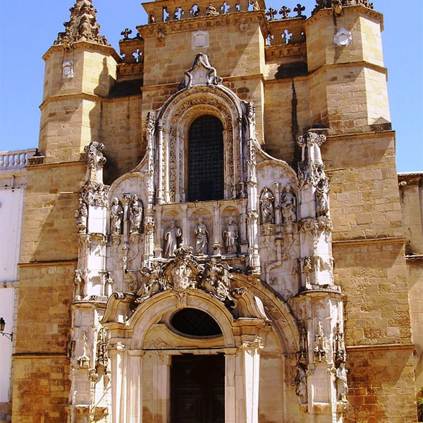 Fachada de igreja hist&oacute;rica com detalhes arquitet&ocirc;nicos ornamentados.