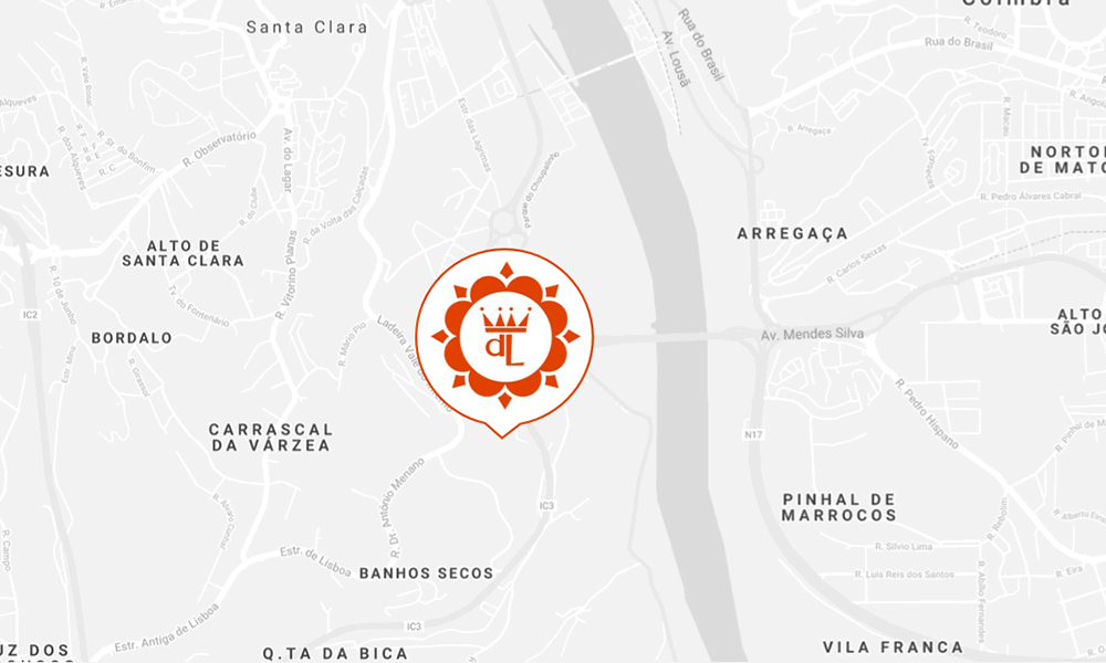 Mapa de Coimbra com o logo de um emblema central laranja e branco.
