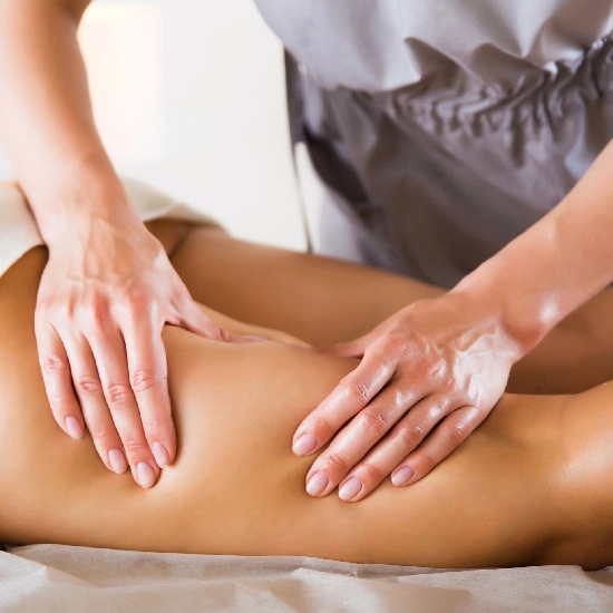 Persona recibiendo un masaje en la espalda en un spa.