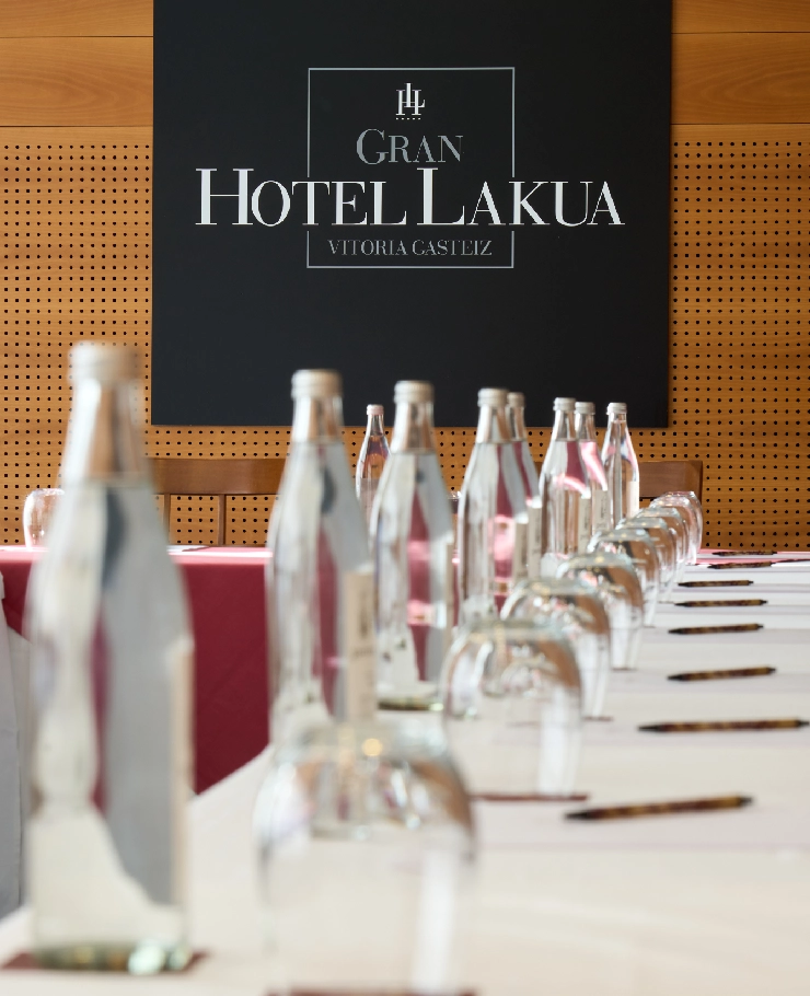 Botellas en mesa de conferencia del Gran Hotel Lakua, Vitoria-Gasteiz.