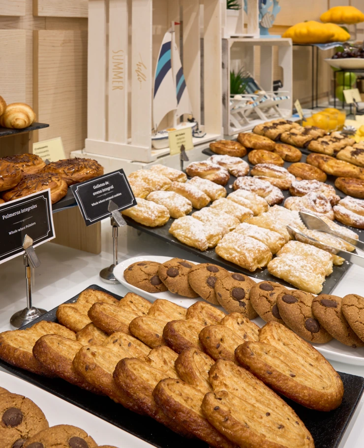Variedad de pasteles y galletas en una mesa de buffet.