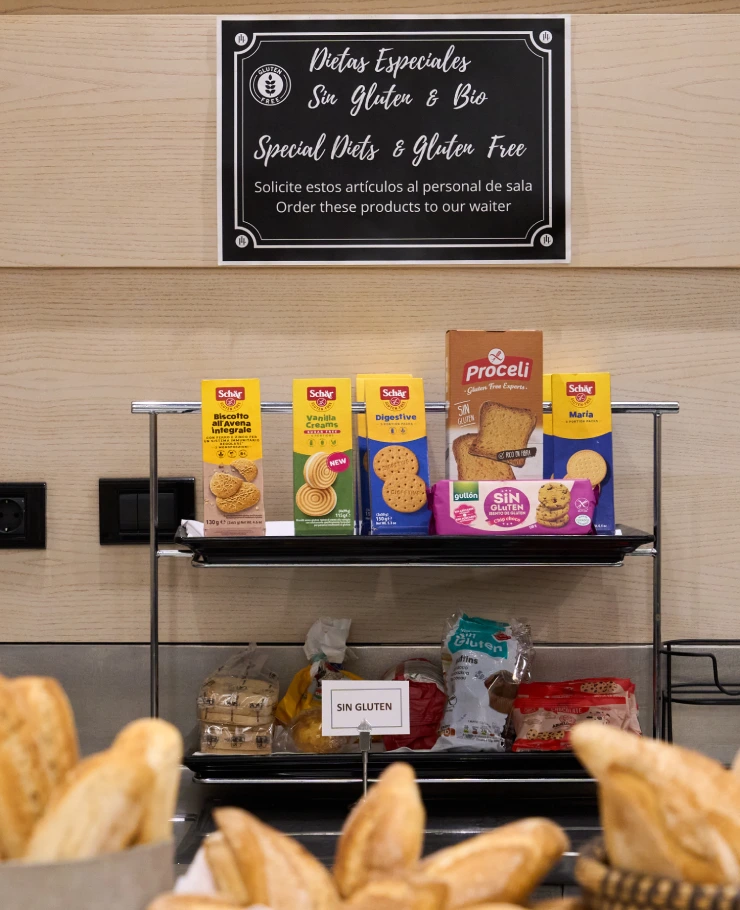 Productos sin gluten en estanter&iacute;a, con cartel de dietas especiales.
