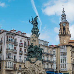 Monumento a la Batalla de Vitoria con edificio antiguo de fondo.