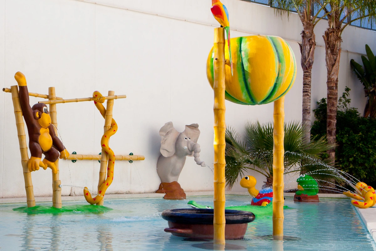 Zona infantil acu&aacute;tica con figuras de animales y ca&ntilde;ones de agua.