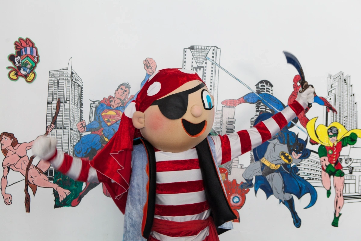 Personaje de dibujo animado vestido de pirata con fondo de superh&eacute;roes.
