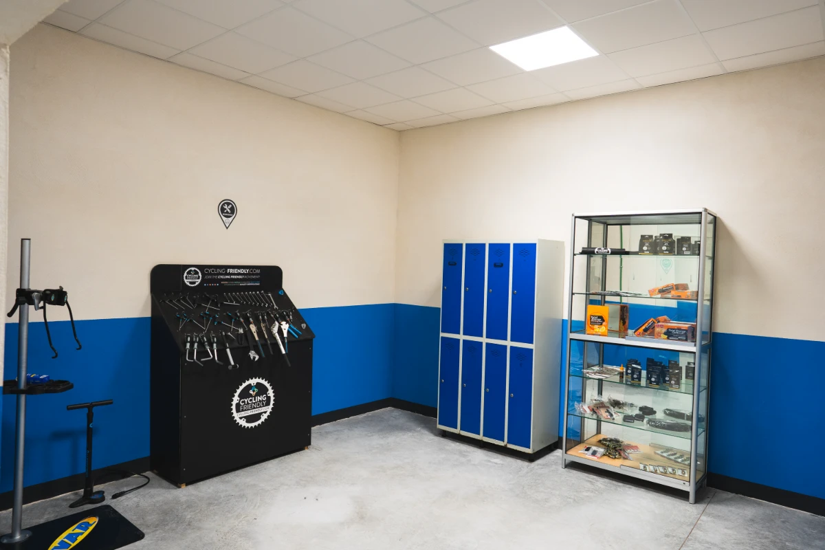 Taller de bicicletas con herramientas, casilleros y vitrina de productos.