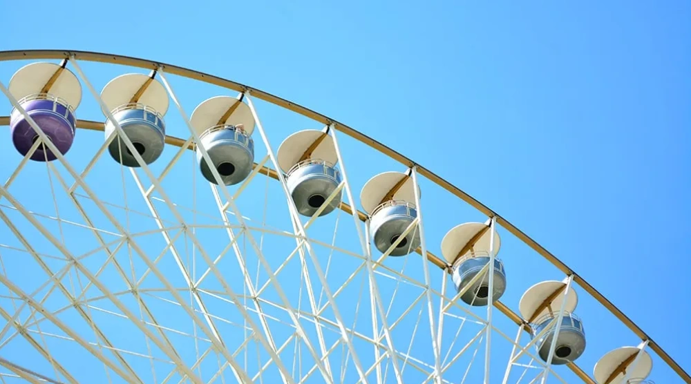 Noria contra un cielo azul brillante.
