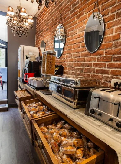 Buffet de petit-d&eacute;jeuner avec muffins, grille-pain et distributeur de c&eacute;r&eacute;ales.
