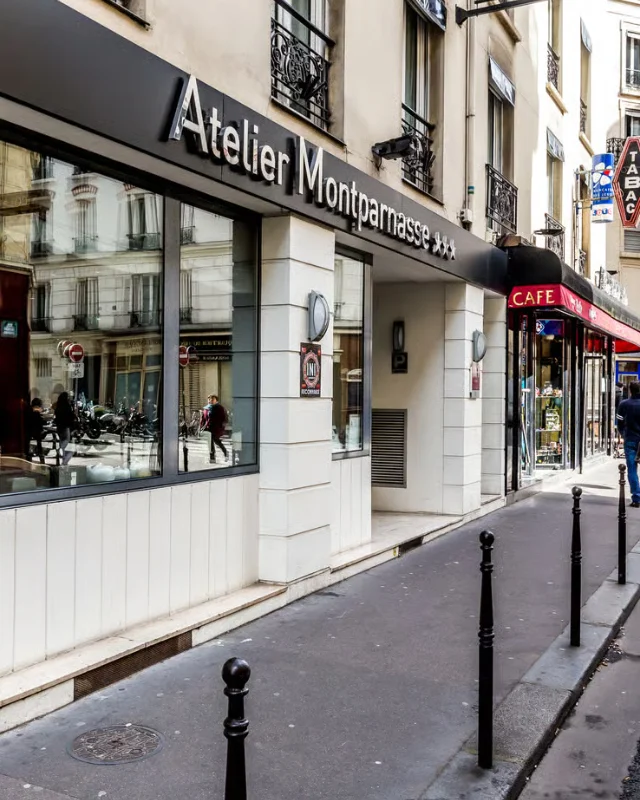 Rue avec h&ocirc;tel et caf&eacute; &agrave; Montparnasse, Paris.