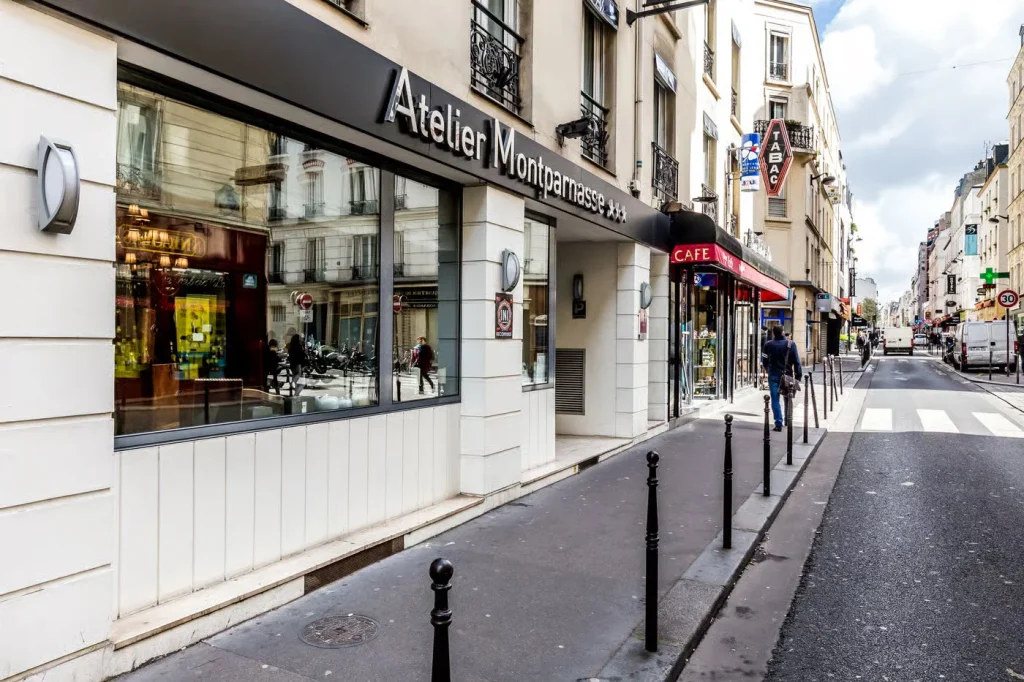 Une rue parisienne avec un h&ocirc;tel et un caf&eacute;, temps clair.