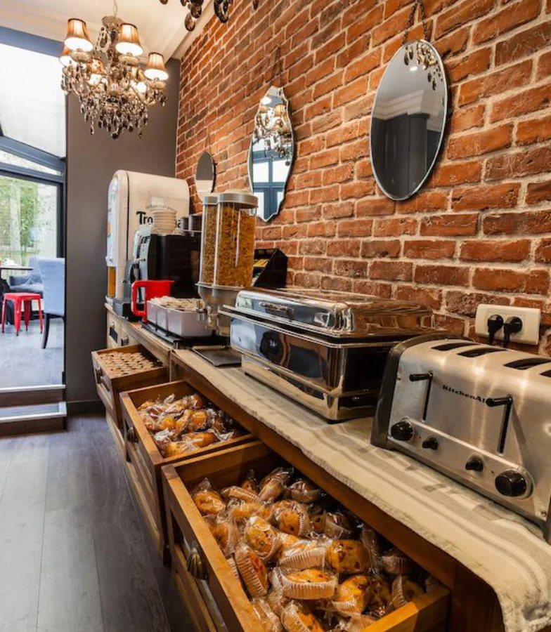 Buffet de petit-d&eacute;jeuner avec muffins, grille-pain et machine &agrave; c&eacute;r&eacute;ales.