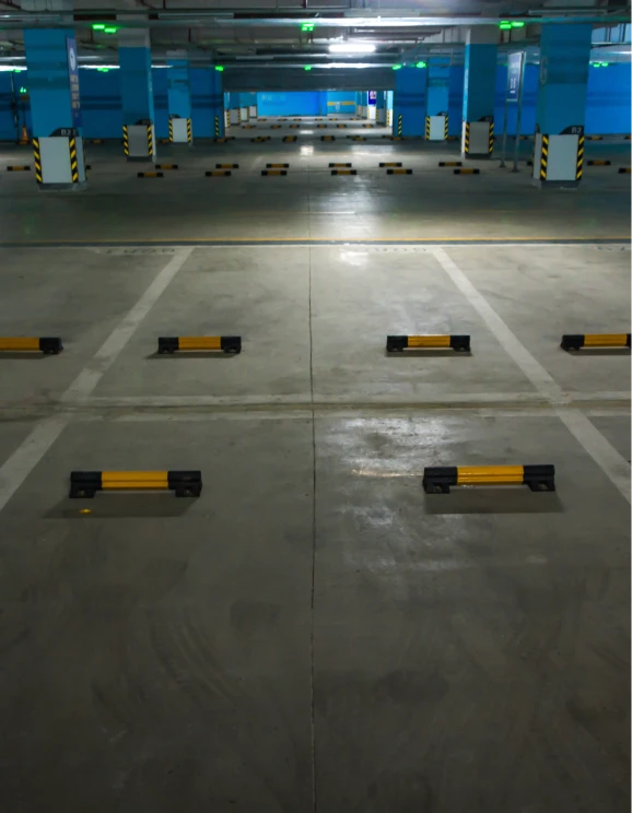 Estacionamiento subterr&aacute;neo vac&iacute;o con luces encendidas.