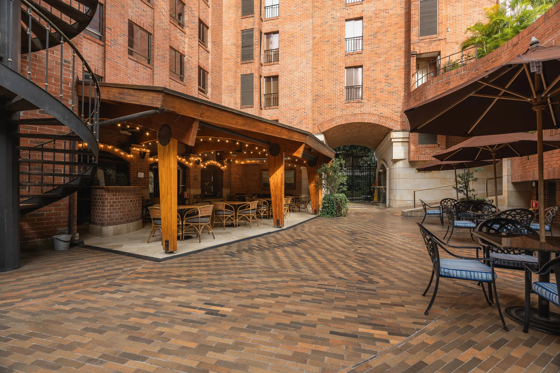 Patio con terraza cubierta del Hotel Park 10 en El Poblado, Medellin, espacio al aire libre para eventos