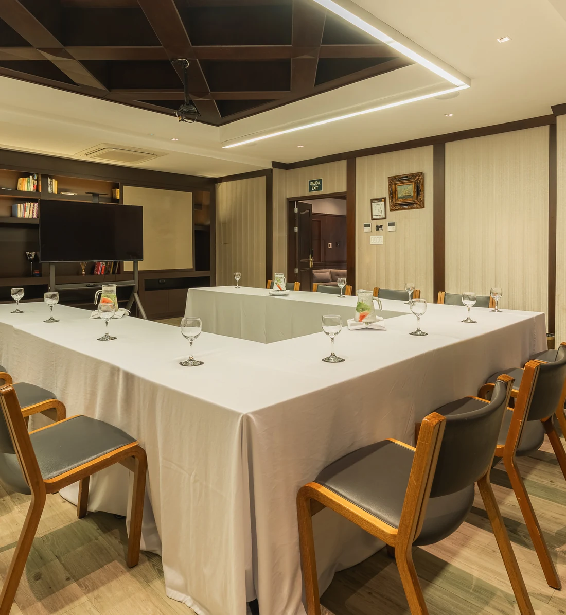 Sal&oacute;n Biblioteca del Park 10 Hotel montado en U para reuniones corporativas en El Poblado, Medell&iacute;n