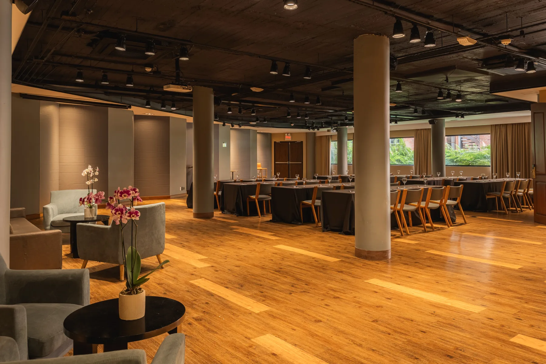 Sal&oacute;n de eventos de gran formato del Hotel Park 10 en El Poblado, Medell&iacute;n, con montaje de mesas y zona lounge
