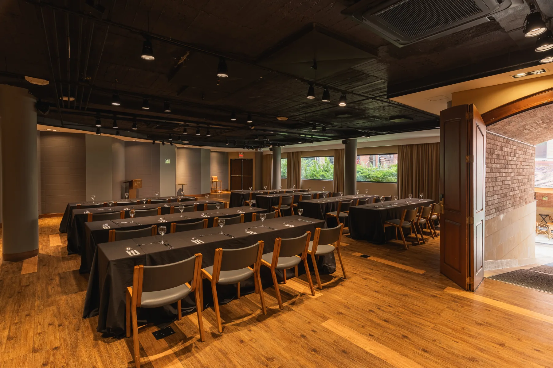Sal&oacute;n para congresos y convenciones del Hotel Park 10 en Medell&iacute;n con montaje tipo auditorio y acceso a terraza