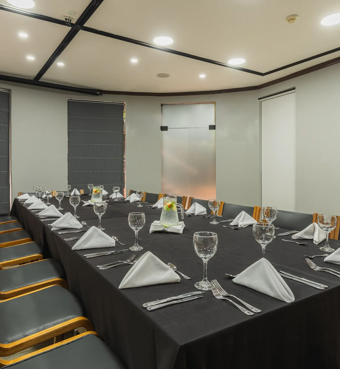 Salon de eventos del Hotel Park 10 en Medellin montado en U con mantel negro y cristaleria