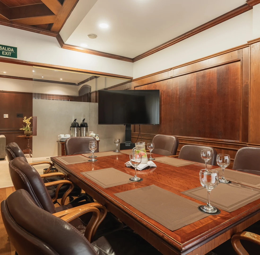 Sala de Juntas ejecutiva del Park 10 Hotel con mesa en madera, pantalla y estaci&oacute;n de caf&eacute;, El Poblado, Medell&iacute;n