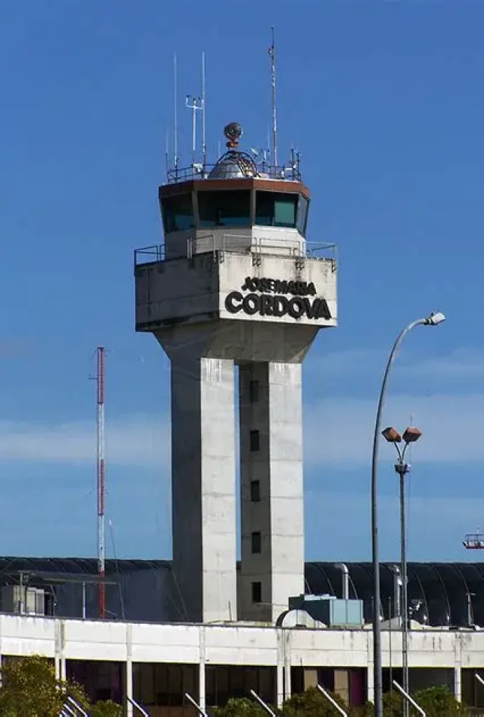 Torre de control del aeropuerto Jos&eacute; Mar&iacute;a C&oacute;rdova bajo un cielo azul.