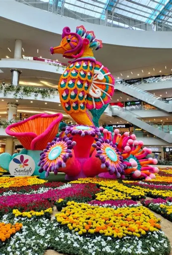 Caballito de mar colorido con flores en centro comercial.