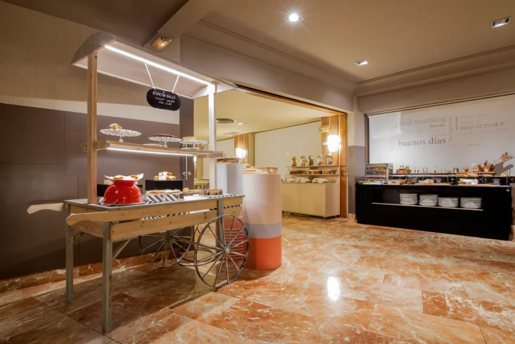 Carrito de postres en una sala de desayuno de hotel.