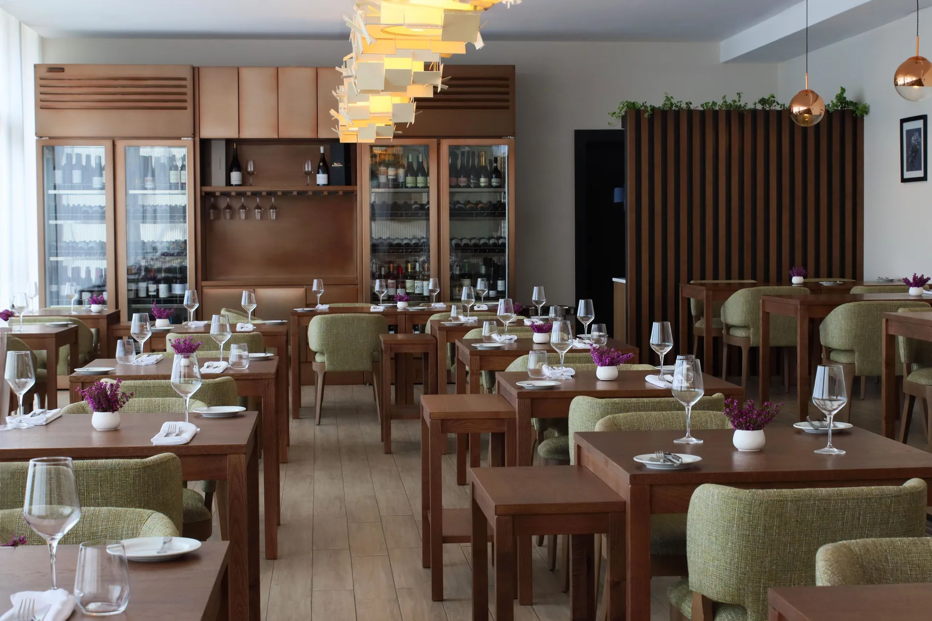 Restaurante elegante com mesas arrumadas e decora&ccedil;&atilde;o moderna.