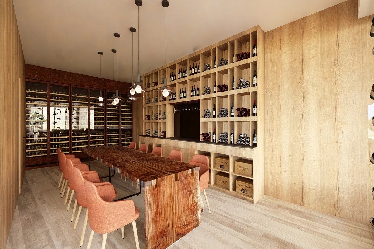 Sala de degusta&ccedil;&atilde;o com mesa de madeira, cadeiras laranjas e prateleiras de vinho.