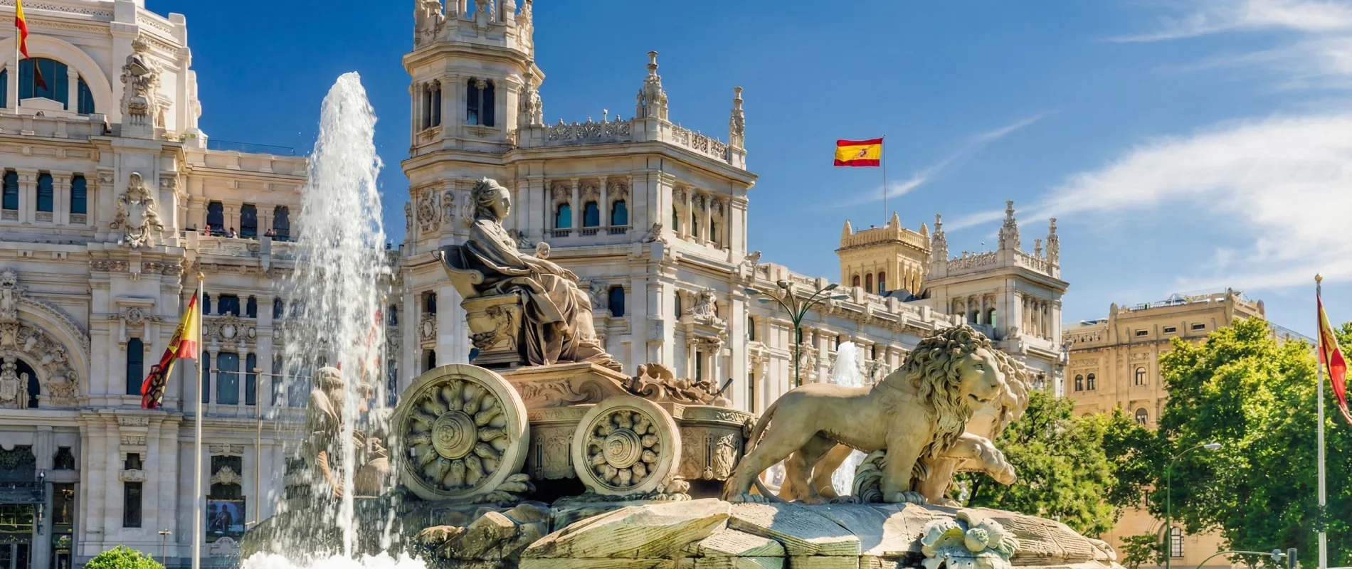 Fuente de Cibeles en Madrid, con el edificio de Correos al fondo.
