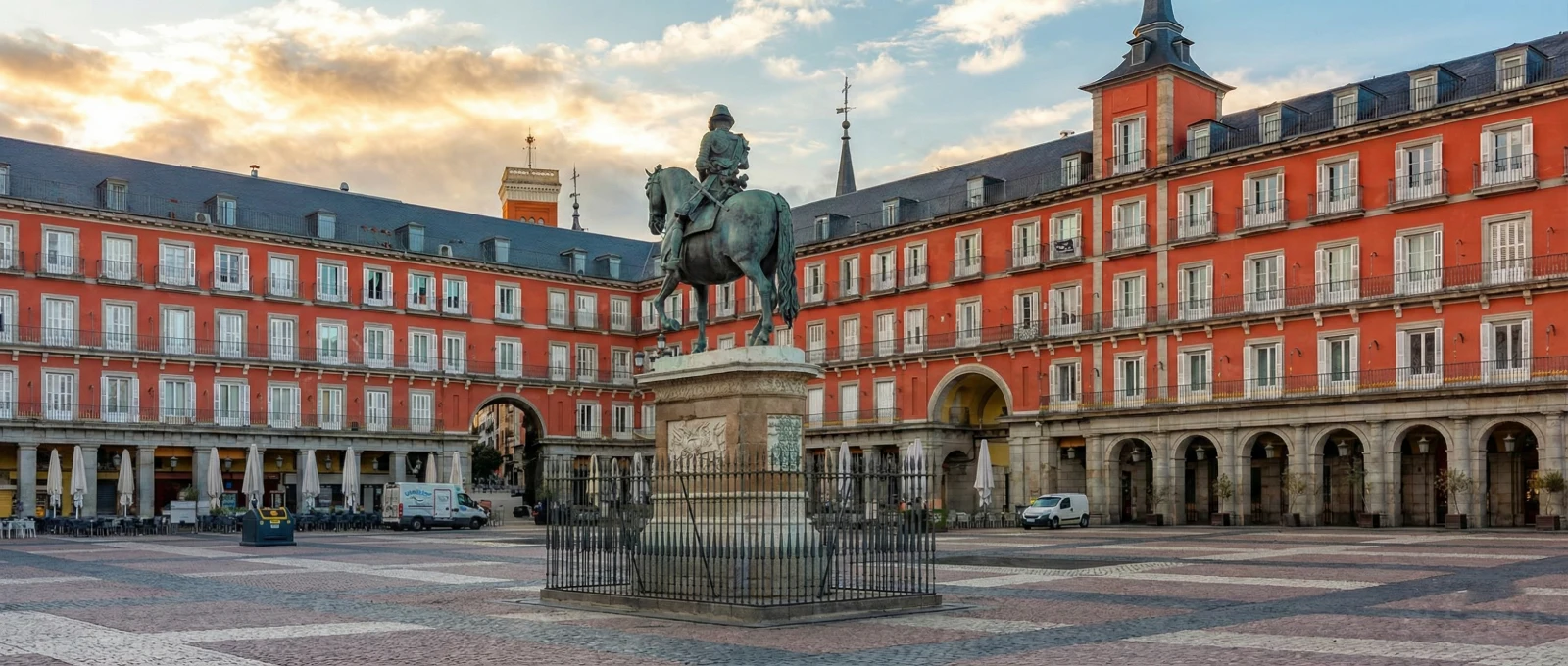 Plaza Mayor de Madrid con estatua ecuestre y edificios hist&oacute;ricos.